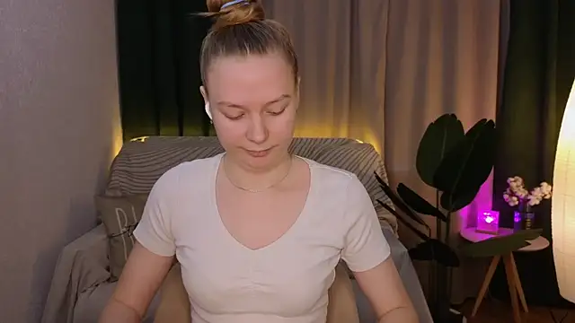 Snapshot of CarolynCohen__ chatting on 03-22-25, 02:16 CarolynCohen online show from 03-22-25, 02:16