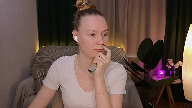 Snapshot of CarolynCohen__ chatting on 03-22-25, 05:17 CarolynCohen online show from 03-22-25, 05:17