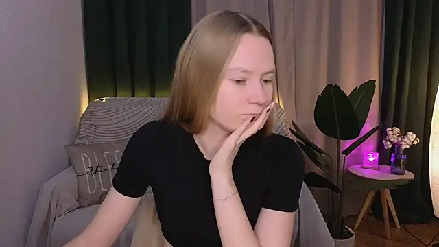 Snapshot of CarolynCohen__ chatting on 03-23-25, 01:53 CarolynCohen online show from 03-23-25, 01:53