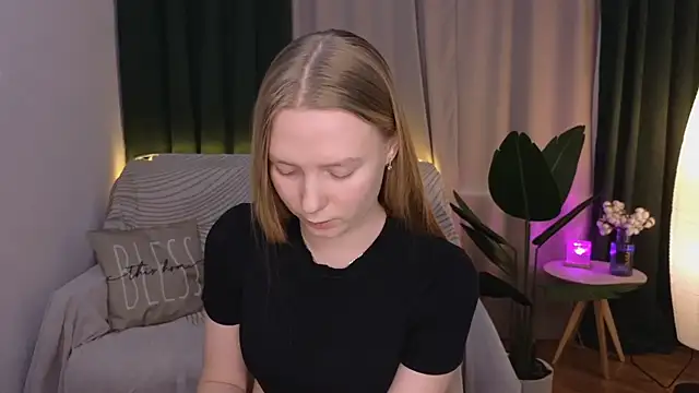 Snapshot of CarolynCohen__ chatting on 03-23-25, 08:04 CarolynCohen online show from 03-23-25, 08:04