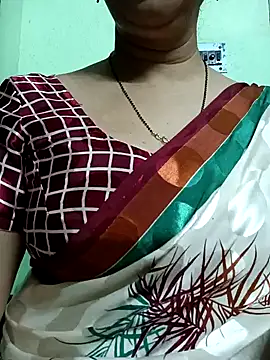 Snapshot of Rosy-B chatting on 12-31-24, 12:43 Rosy-B online show from 12-31-24, 12:43