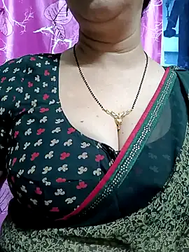 Snapshot of Rosy-B chatting on 01-27-25, 12:33 Rosy-B online show from 01-27-25, 12:33