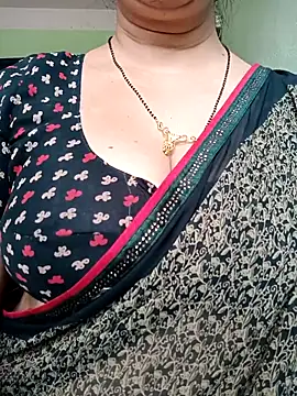 Snapshot of Rosy-B chatting on 02-19-25, 06:33 Rosy-B online show from 02-19-25, 06:33