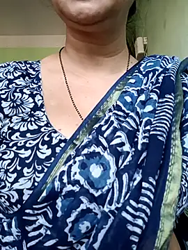 Snapshot of Rosy-B chatting on 03-05-25, 10:11 Rosy-B online show from 03-05-25, 10:11