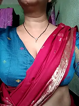 Snapshot of Rosy-B chatting on 10-13-25, 12:32 Rosy-B online show from 10-13-25, 12:32