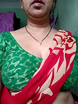 Snapshot of Rosy-B chatting on 10-17-25, 12:36 Rosy-B online show from 10-17-25, 12:36