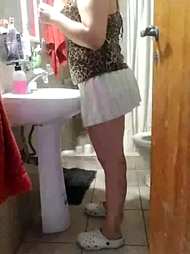 Snapshot of mybodyarg chatting on 11-10-25, 10:47 mybodyarg online show from 11-10-25, 10:47