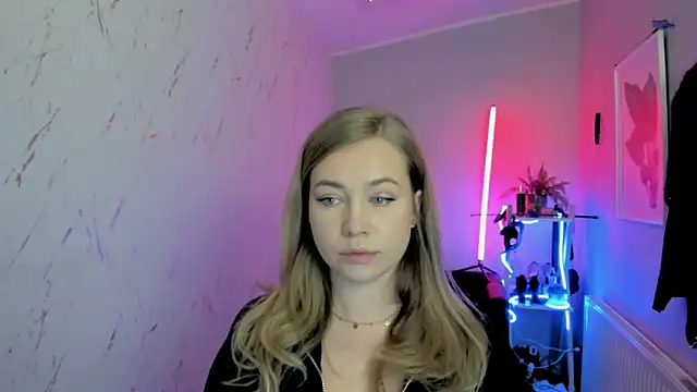 holly xglam online show from 11-18-25, 08:35