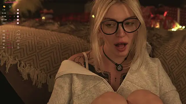 Snapshot of LinaKinky chatting on 01-05-25, 05:20 LinaKinky online show from 01-05-25, 05:20