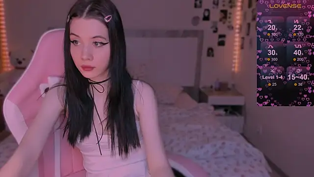 Snapshot of CoddleWeeper_ chatting on 12-12-24, 11:18 CoddleWeeper online show from 12-12-24, 11:18