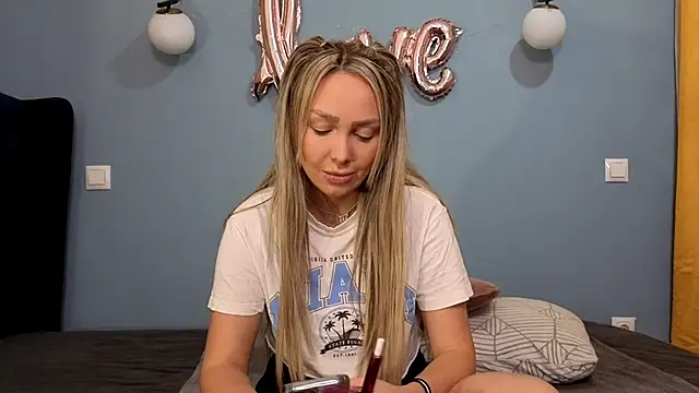 AnnaMaee online show from 02-28-25, 09:12