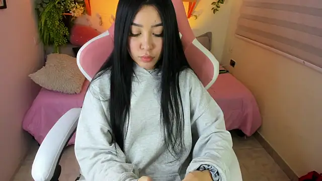 Starliee   online show from 10-24-25, 12:41