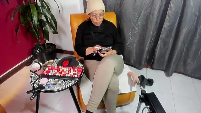 Snapshot of BrendaSex_Hot chatting on 10-11-25, 08:40 BrendaSex Hot online show from 10-11-25, 08:40