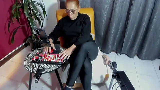 Snapshot of BrendaSex_Hot chatting on 10-18-25, 08:42 BrendaSex Hot online show from 10-18-25, 08:42