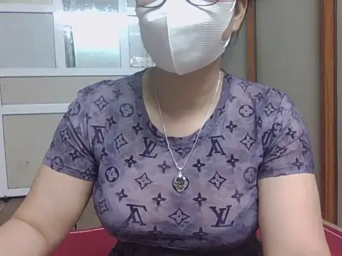 Snapshot of MaiHuong77 chatting on 10-16-25, 12:44 MaiHuong77 online show from 10-16-25, 12:44