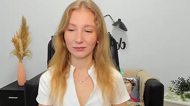 LolaWilsons online show from 01-28-25, 06:16