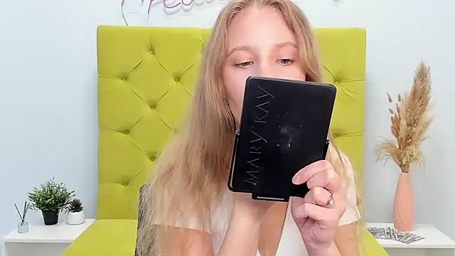 LolaWilsons online show from 05-15-26, 06:31