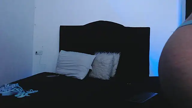 Snapshot of Jennifer_Louisee chatting on 02-13-25, 07:13 Jennifer Louisee online show from 02-13-25, 07:13