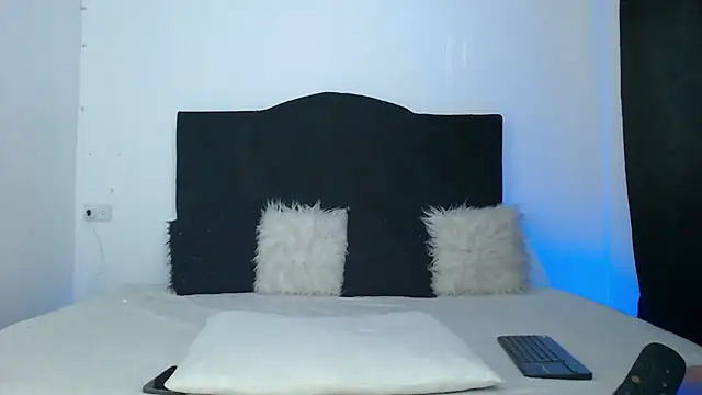 Snapshot of Jennifer_Louisee chatting on 02-19-25, 04:44 Jennifer Louisee online show from 02-19-25, 04:44