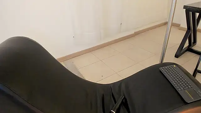 Snapshot of Barbara_honey chatting on 11-12-25, 01:00 Barbara honey online show from 11-12-25, 01:00