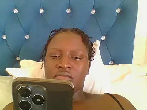 Snapshot of Heavy_ass chatting on 09-09-25, 06:13 Heavy ass online show from 09-09-25, 06:13