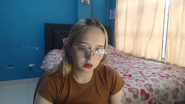 Snapshot of Liaroberts1 chatting on 12-04-25, 12:14 Liaroberts1 online show from 12-04-25, 12:14