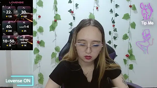 Snapshot of Liaroberts1 chatting on 04-29-26, 04:16 Liaroberts1 online show from 04-29-26, 04:16
