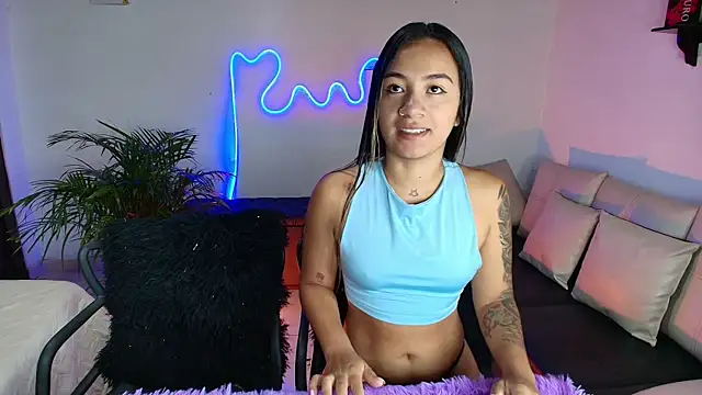 Snapshot of Jules_n_Gia chatting on 02-05-25, 01:44 Jules n Gia online show from 02-05-25, 01:44