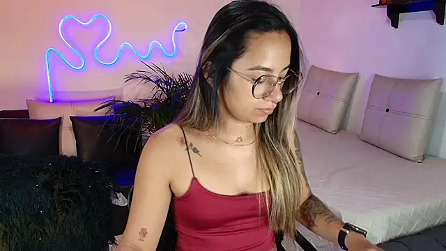 Snapshot of Jules_n_Gia chatting on 02-14-25, 03:00 Jules n Gia online show from 02-14-25, 03:00