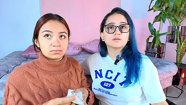 Snapshot of Jules_n_Gia chatting on 09-25-25, 10:30 Jules n Gia online show from 09-25-25, 10:30