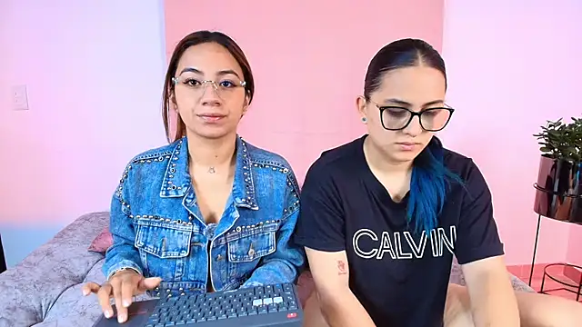 Snapshot of Jules_n_Gia chatting on 10-29-25, 10:28 Jules n Gia online show from 10-29-25, 10:28