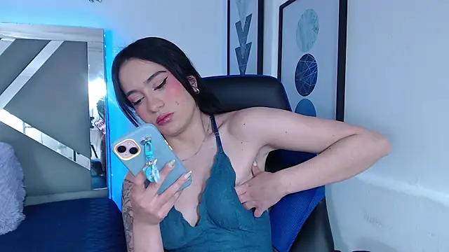 Snapshot of ZaraDames_ chatting on 01-14-25, 04:15 ZaraDames online show from 01-14-25, 04:15