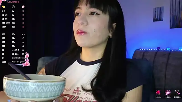 Snapshot of ZaraDames_ chatting on 09-25-25, 03:43 ZaraDames online show from 09-25-25, 03:43