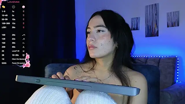 Snapshot of ZaraDames_ chatting on 10-12-25, 02:43 ZaraDames online show from 10-12-25, 02:43