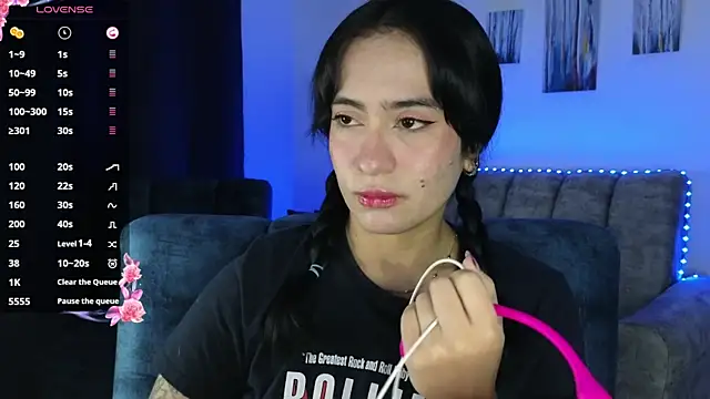 Snapshot of ZaraDames_ chatting on 10-23-25, 04:01 ZaraDames online show from 10-23-25, 04:01