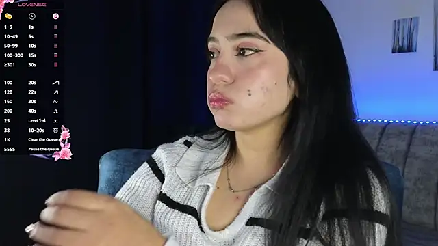 Snapshot of ZaraDames_ chatting on 10-31-25, 02:56 ZaraDames online show from 10-31-25, 02:56