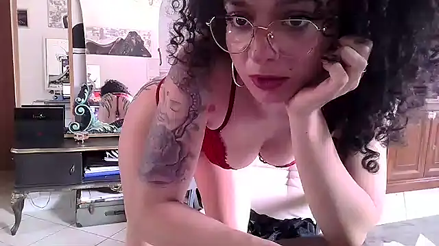 Snapshot of Emily_Posh chatting on 05-13-26, 09:50 Emily Posh online show from 05-13-26, 09:50