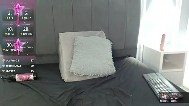 Snapshot of Susy_thomson chatting on 02-28-25, 06:20 Susy thomson online show from 02-28-25, 06:20