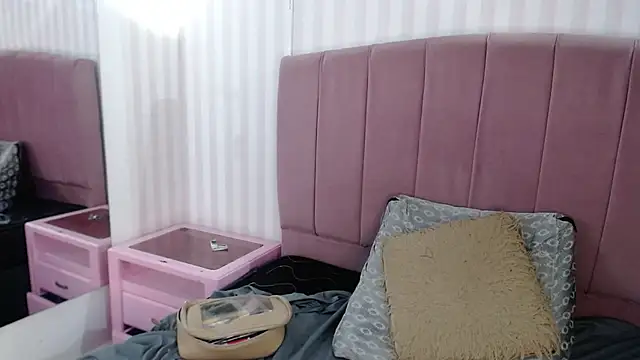 Snapshot of Susy_thomson chatting on 03-02-25, 02:19 Susy thomson online show from 03-02-25, 02:19