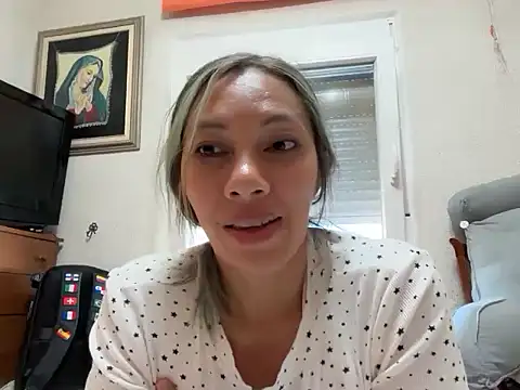 Snapshot of yenlo01 chatting on 06-03-26, 06:57 yenlo01 online show from 06-03-26, 06:57
