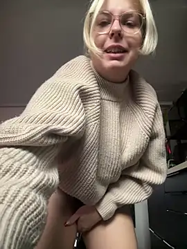 Snapshot of Livewithlucy chatting on 12-15-24, 11:23 Livewithlucy online show from 12-15-24, 11:23