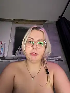 Snapshot of Livewithlucy chatting on 12-21-24, 07:24 Livewithlucy online show from 12-21-24, 07:24