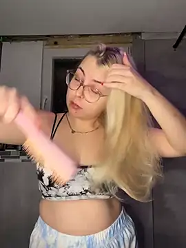 Snapshot of Livewithlucy chatting on 12-23-24, 07:30 Livewithlucy online show from 12-23-24, 07:30