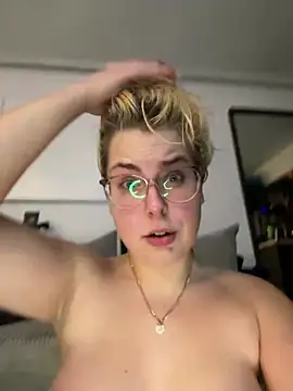 Snapshot of Livewithlucy chatting on 12-27-24, 09:54 Livewithlucy online show from 12-27-24, 09:54