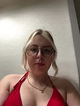 Snapshot of Livewithlucy chatting on 01-28-25, 01:38 Livewithlucy online show from 01-28-25, 01:38