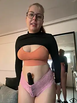 Snapshot of Livewithlucy chatting on 02-06-25, 08:29 Livewithlucy online show from 02-06-25, 08:29