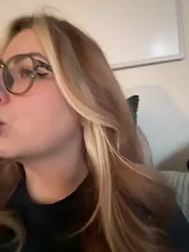 Snapshot of Livewithlucy chatting on 02-13-25, 11:39 Livewithlucy online show from 02-13-25, 11:39