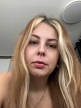 Snapshot of Livewithlucy chatting on 03-02-25, 02:43 Livewithlucy online show from 03-02-25, 02:43