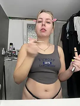 Snapshot of Livewithlucy chatting on 03-09-25, 09:57 Livewithlucy online show from 03-09-25, 09:57