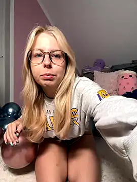 Snapshot of Livewithlucy chatting on 09-18-25, 09:33 Livewithlucy online show from 09-18-25, 09:33